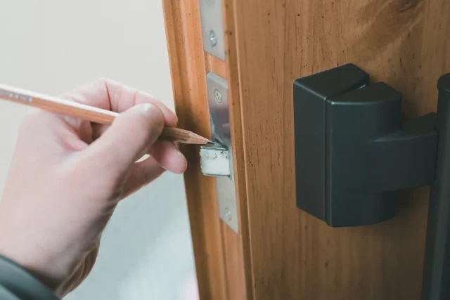 ラッチの不具合を予防する定期メンテナンス方法