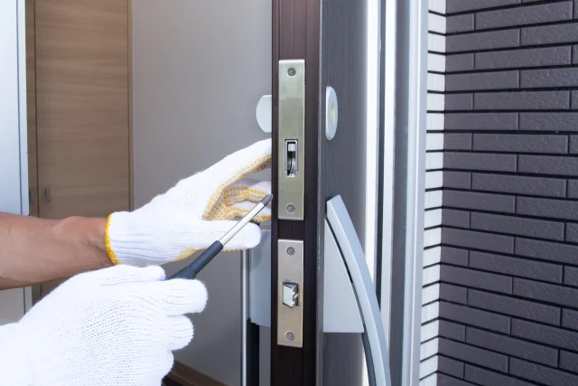 玄関の鍵交換費用が全部分かる！内訳別料金相場、安くする方法から優良業者の見分け方まで解説