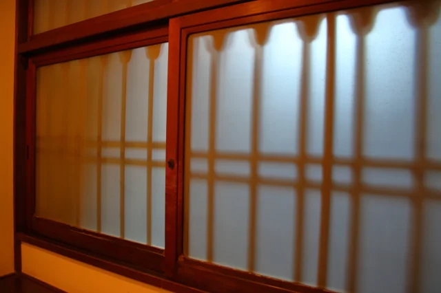 【種類別・依頼先別】引き戸の鍵の費用相場は?