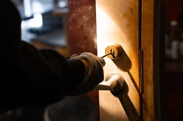 騙されてはいけない！深夜に暗躍する悪徳鍵開け業者の手口