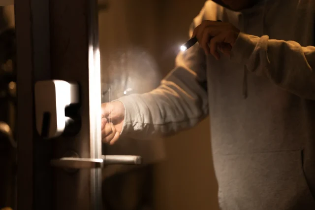 【徹底比較】適正な鍵開けの深夜料金 vs ぼったくり料金