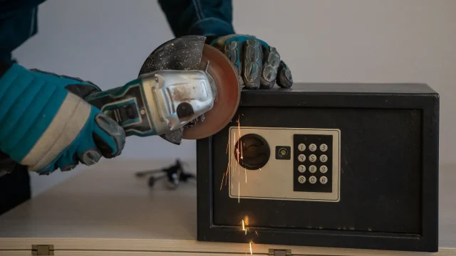 DIYで金庫を破壊して開けようとするとどうなる？
