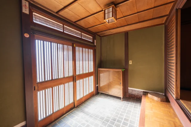 玄関引き戸の鍵交換を自分でやると費用はいくら安くなる？