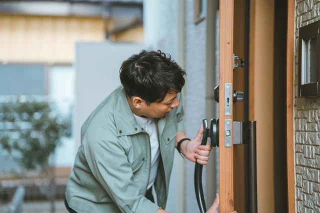 玄関の鍵交換業者4種とDIYはどう選び分ければいい?